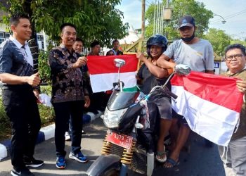 Wabup Barut Canangkan Gerakan Pembagian Bendera Merah Putih