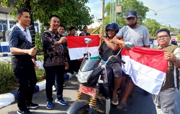 Wabup Barut Canangkan Gerakan Pembagian Bendera Merah Putih