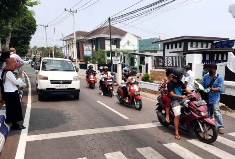 Dinkes dan BPBD Barut Bagi Masker dan Berikan Imbauan Bahaya Menghirup Asap
