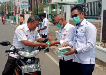 Pembagian Masker Sebagai Stimulun Kepada Masyarakat 