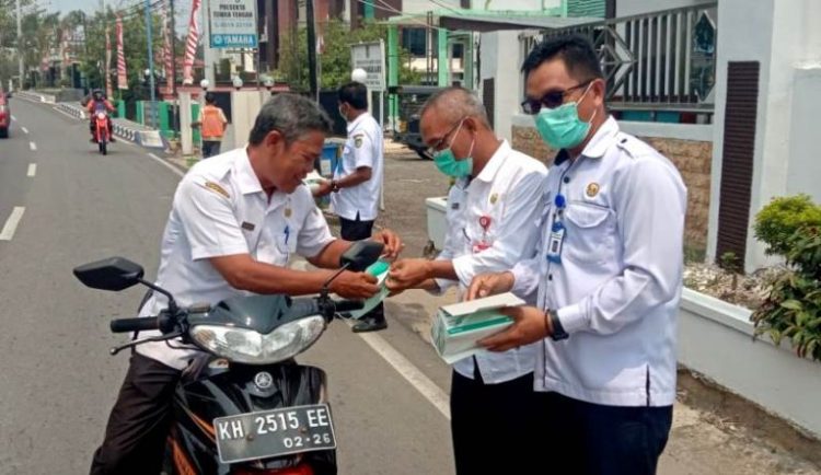 Pembagian Masker Sebagai Stimulun Kepada Masyarakat