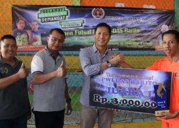 Pj Bupati Muhlis Serahkan Hadiah Juara Turnamen futsal PWI DAS Barito