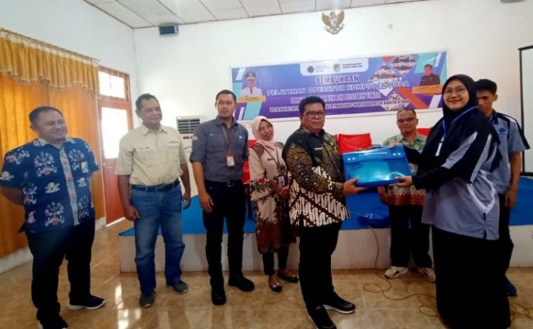 Disnakertranskop UKM Barut Gelar Pelatihan Operator Komputer Muda