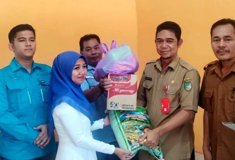 Dinsos PMD Barut Salurkan Bantuan Korban Kebakaran di Desa Sei Rahayu II
