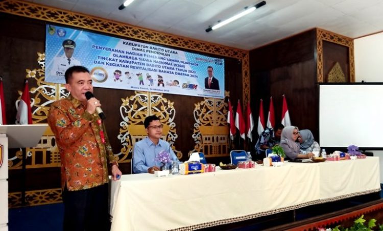 Disdik Barut Serahkan Hadiah Pemenang O2SN