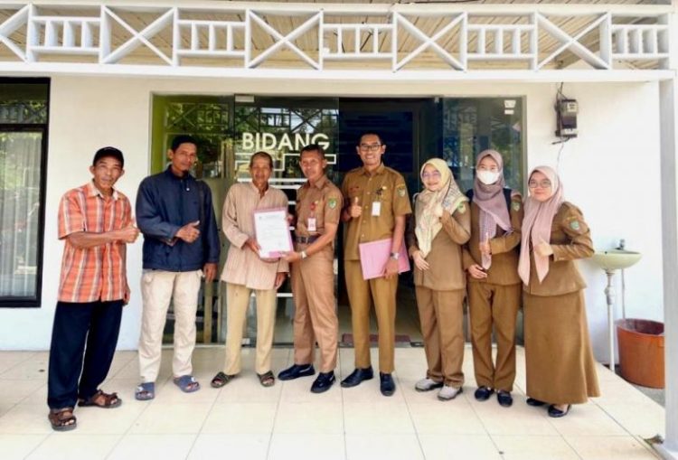 Distan Barut Serahkan Program AUTP Salah Satu Anggota Poktan Desa Trahean