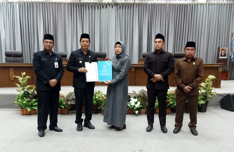 Pj Bupati Barut Sampaikan Pidato Pengantar Terhadap Dua Buah Raperda