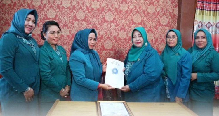 Sertijab Ketua TP PKK Seruyan Fauziah Kepada Pj TP PKK Seruyan Ana