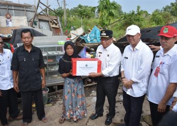 Pj Bupati Kapuas Tinjau Sekaligus Salurkan Bantuan Korban Terdampak Musibah Angin Kencang