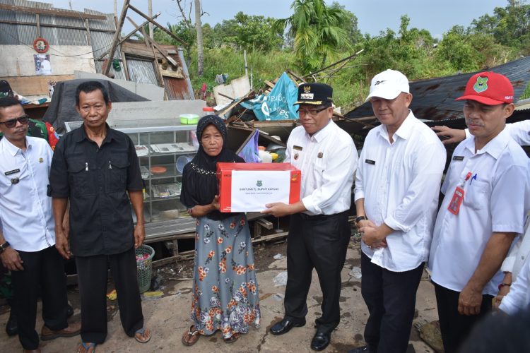 Pj Bupati Kapuas Tinjau Sekaligus Salurkan Bantuan Korban Terdampak Musibah Angin Kencang