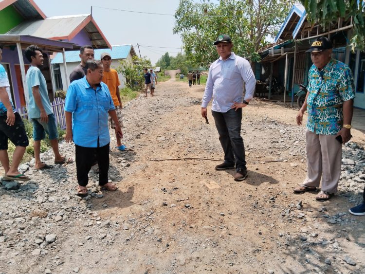 Pekerjaan Timbunan Jalan di Desa Sungai Teras Dinilai Asal-asalan