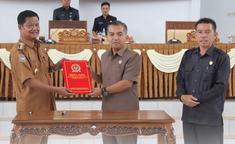 Pj Bupati Seruyan Hadiri Paripurna Penetapan Propemperda dan Persetujuan Raperda APBD 2024
