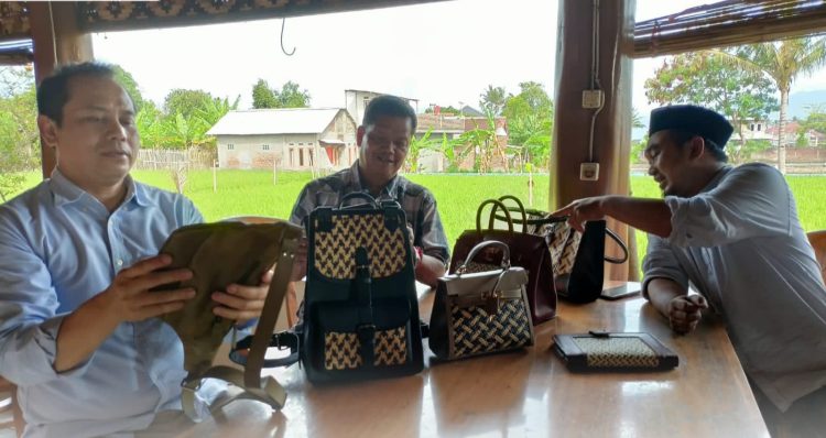 Pj Bupati Djainuddin Noor Kunjungi Industri Pengolahan Kulit di Garut