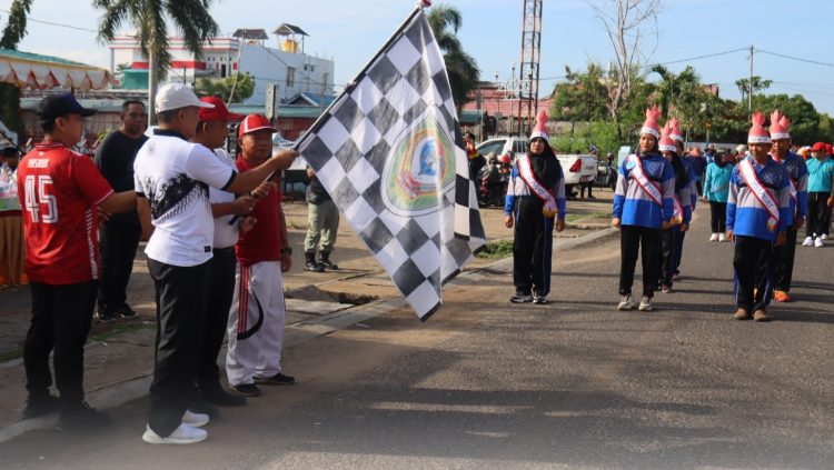 Asisten Administrasi Umum Lepas Gerak Jalan Indah PGRI Seruyan