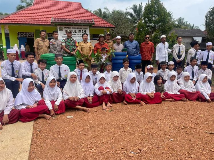 DLHK Seruyan Salurkan Bibit Tanaman dan Tempat Sampah Disejumlah Sekolah Rantau Pulut