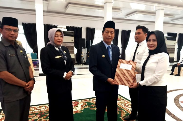 Pj Bupati Barut Serahkan SK Pengangkatan PPPK