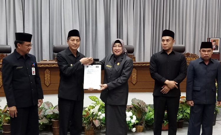 Pj Bupati Barut Hadiri Penyampaian Pemandangan Umum Fraksi DPRD Terhadap Dua Raperda