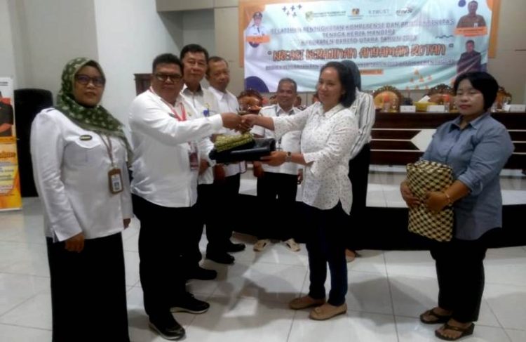 Pelatihan Anyaman Diharapkan Mampu Membantu Peserta Berwirausaha