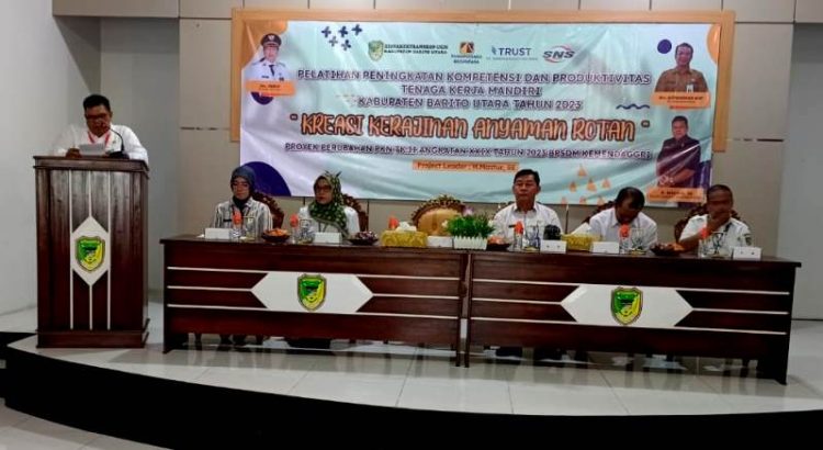 Mantap, Dinas Nakertranskop UKM Gelar Pelatihan Kerajinan Anyaman Rotan