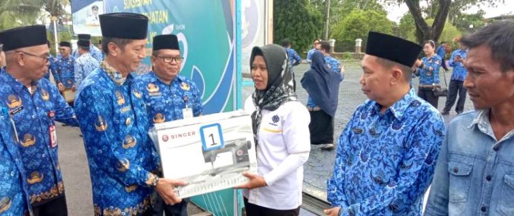 Pj Bupati Barut Serahkan Bantuan Alat Kerja Kepada Peserta Pelatihan UMK