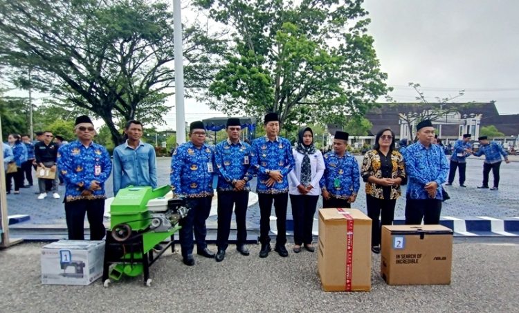 Disnakertranskop UKM Barut Serahkan Bansos Kepada Peserta Pelatihan UMK