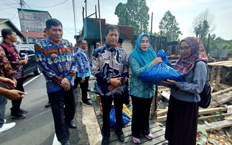 Pj Bupati Barut dan Ketua TP PKK Serahkan Bantuan Logistik Kepada Korban Kebakaran