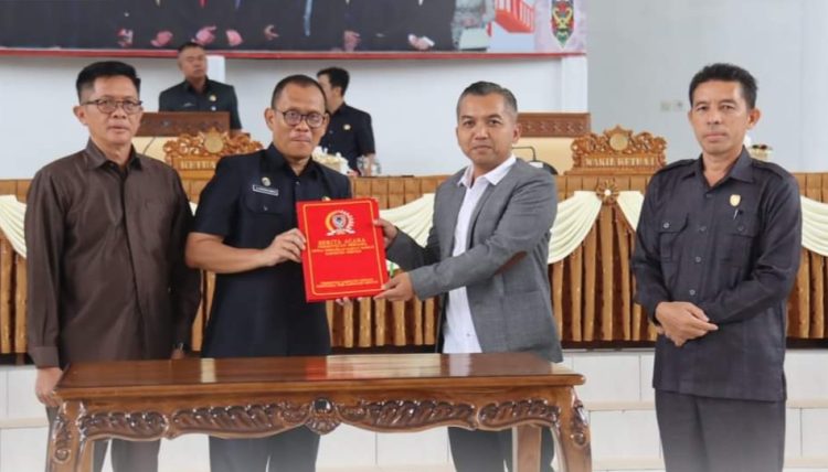 Kepala Daerah dan DPRD Seruyan Teken Persetujuan Bersama Raperda Pajak Daerah dan Retribusi Daerah