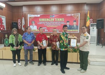 Satpol PP dan Damkar Kapuas Terima Penghargaan Kategori OPD Terbaik