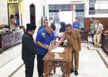 Raperda Penambahan Penyertaan Modal Pemkab Kapuas Pada PT. Bank Pembangunan Kalteng Disahkan