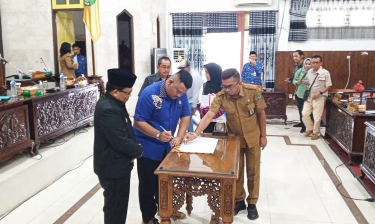 Raperda Penambahan Penyertaan Modal Pemkab Kapuas Pada PT. Bank Pembangunan Kalteng Disahkan