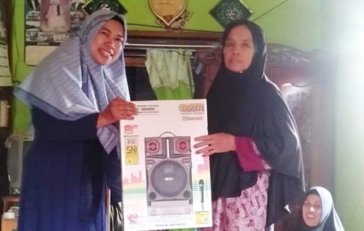 Legislator Kapuas Tunaikan Bantuan Sound System Untuk Ibu-Ibu Pengajian