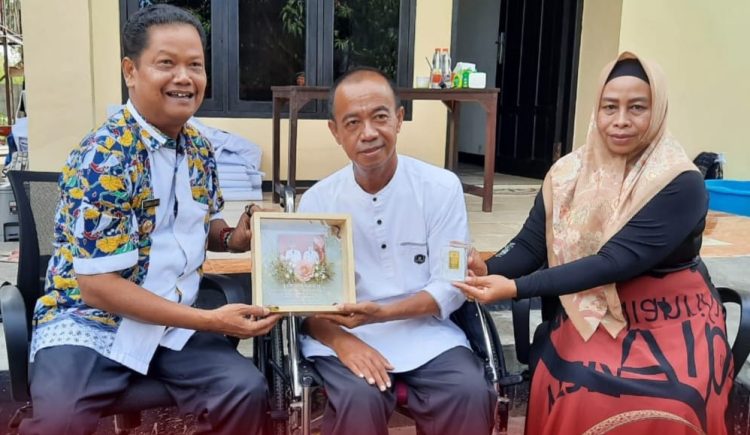 Pj Bupati Seruyan Serahkan Cinderamata Kepada Yulhaidir dan Iswanti