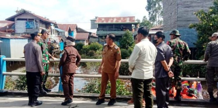 Pj Bupati Barut Imbau Masyarakat Tidak Buang Sampah di Bantaran Sungai