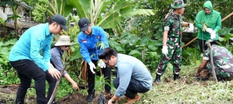 Pj Bupati Barut dan Unsur FKPD Tanam Pohon di Sekitar Bantaran Sungai