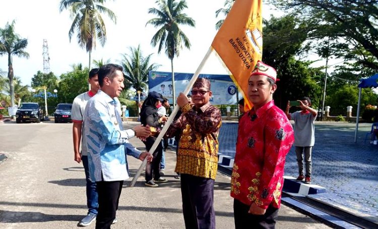 Pj Bupati Lepas Kontingen Tandak Intan Kararingan ke XII Tingkat Kalteng di Sampit