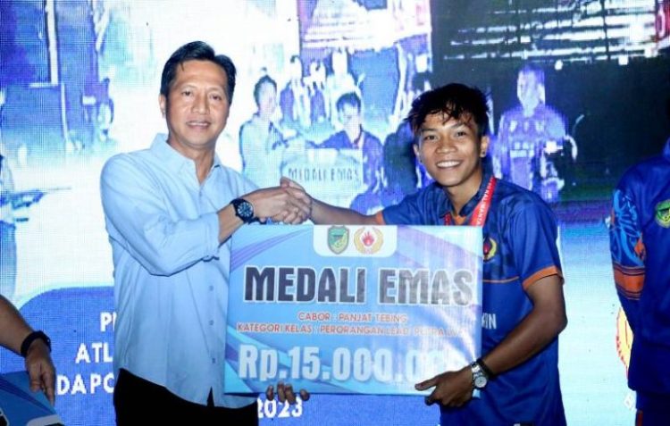 Pj Bupati Muhlis Serahkan Bonus kepada Atlet dan Pelatih Porprov Berprestasi
