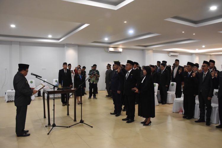 Pj Bupati Kapuas Lantik 32 Pejabat Manajerial, ini Pesannya