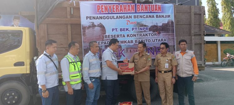 Pj Bupati Barut Terima Bantuan Dari PT BEK Untuk Warga Terdampak Banjir