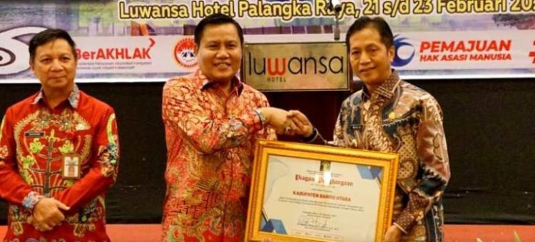 Mantap, Pemkab Barut Terima Sertifikat Merk Asosiasi Kelompok Anyaman Rotan Gunung Purei