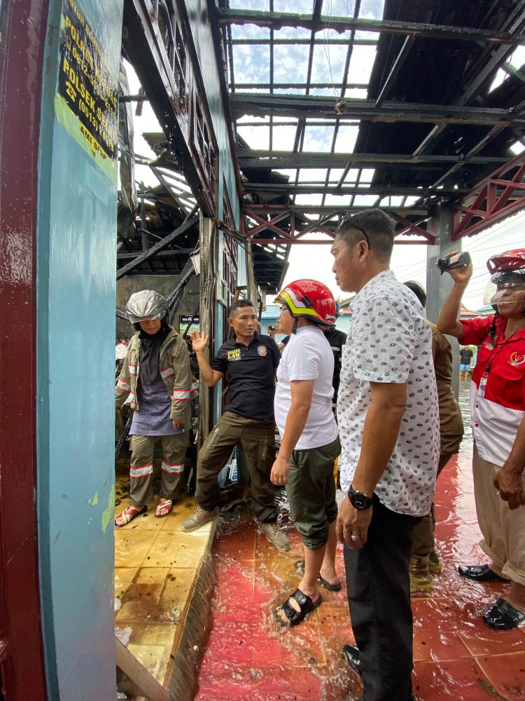 Pj Bupati Kapuas Tinjau Langsung Kebakaran Yang Hanguskan Kantor PDAM Kapuas 