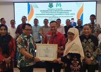 Penyerahan Penghargaan Anugerah Parahita Ekapraya 2023 ke Pemkab Kapuas Dalam Kategori Madya