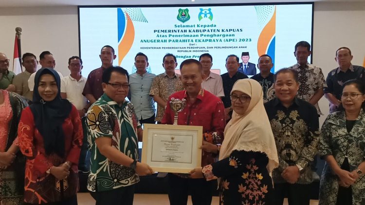 Penyerahan Penghargaan Anugerah Parahita Ekapraya 2023 ke Pemkab Kapuas Dalam Kategori Madya