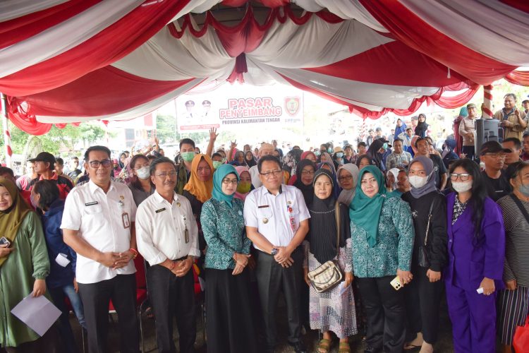 Pj Bupati Membuka Secara Langsung Acara Pasar Penyeimbang di Kabupaten Kapuas 