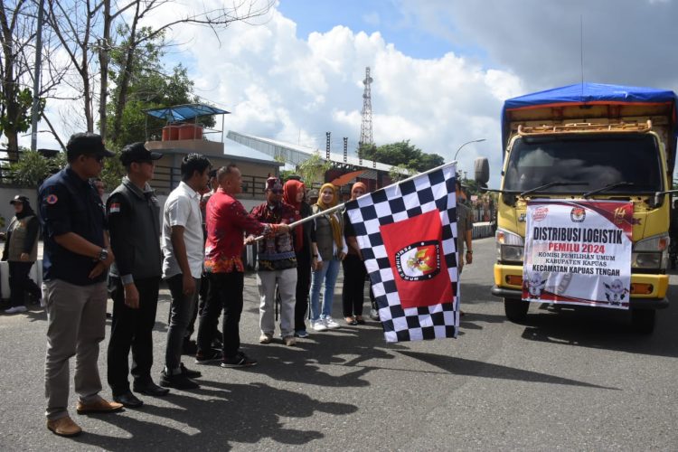 Pelepasan Distribusi Logistik Pemilu Tahun 2024 di Halaman Gedung Olahraga Panunjung Tarung 