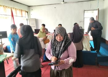 Jemput Bola Aktivasi IKD, Disdukcapil Kapuas Datangi  Kantor Kecamatan Kapuas Murung