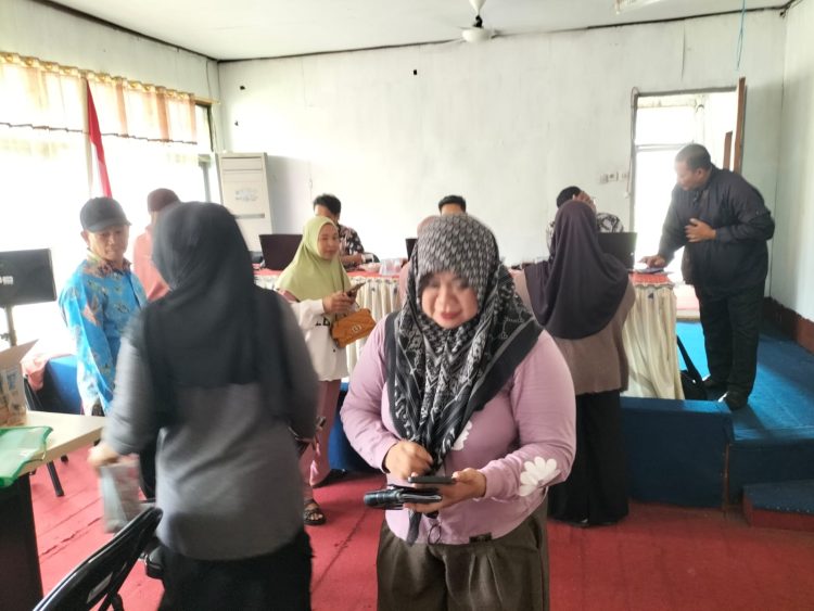 Jemput Bola Aktivasi IKD, Disdukcapil Kapuas Datangi Kantor Kecamatan Kapuas Murung