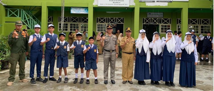 Satpol PP dan Damkar Sosialisasi Pencegahan Kenakalan Remaja di SMP Negeri 1 Selat