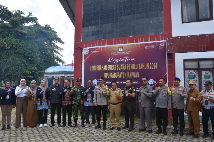 Pj Bupati Saksikan Pemusnahan Ribuan Lembar Kertas Surat Suara Yang Kondisinya Rusak