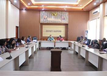 Sekda Pimpin Rapat Tata Cara Memungut Retribusi Persampahan di Ruang Rapat Bupati Kapuas