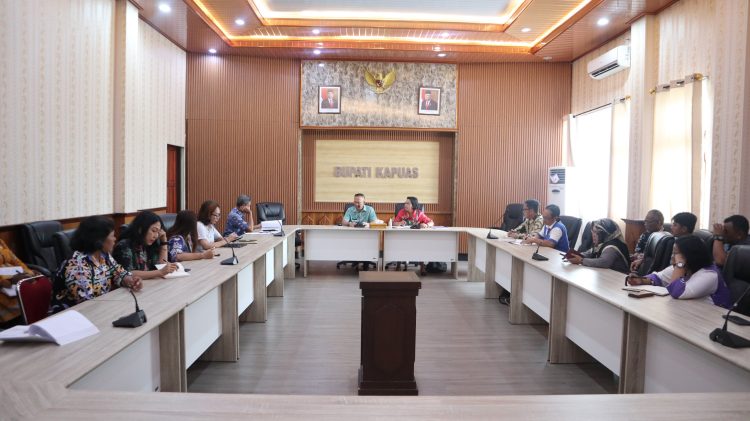 Sekda Pimpin Rapat Tata Cara Memungut Retribusi Persampahan di Ruang Rapat Bupati Kapuas